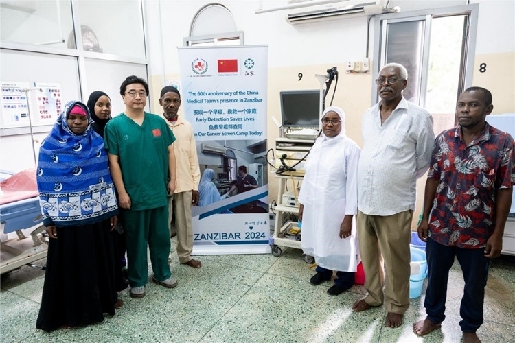 王璐醫(yī)生與部分患者合影。中國援桑醫(yī)療隊(duì)供圖