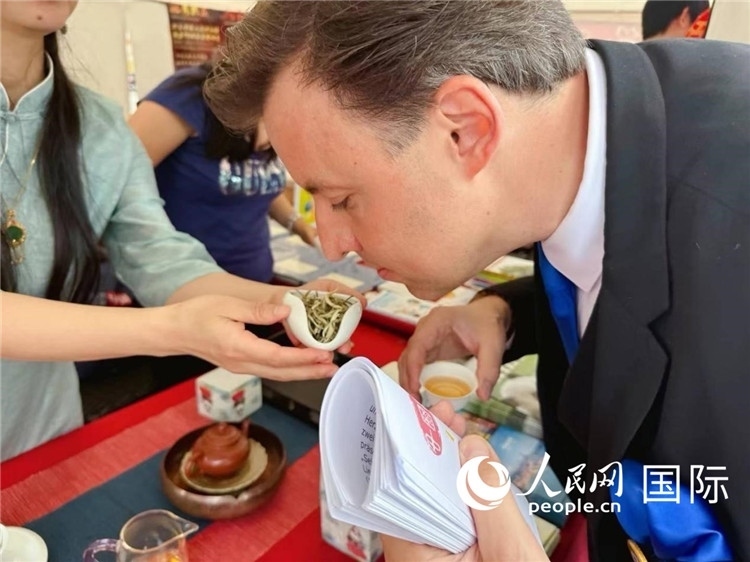 德國(guó)市民品鑒中國(guó)茶。人民網(wǎng)記者 劉赫攝