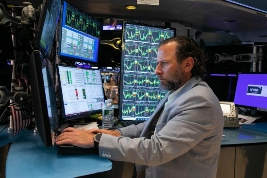 5月3日，交易員在美國紐約證券交易所交易大廳工作。新華社發(fā)（郭克攝）