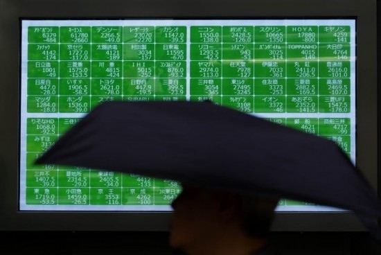 8月2日，在日本東京，行人經(jīng)過一處股指信息電子顯示屏。新華社記者張笑宇攝