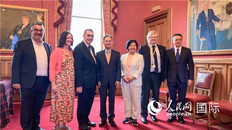 圖為阿伯丁市政廳會(huì)見(jiàn)現(xiàn)場(chǎng)。人民網(wǎng) 郭錦標(biāo)攝