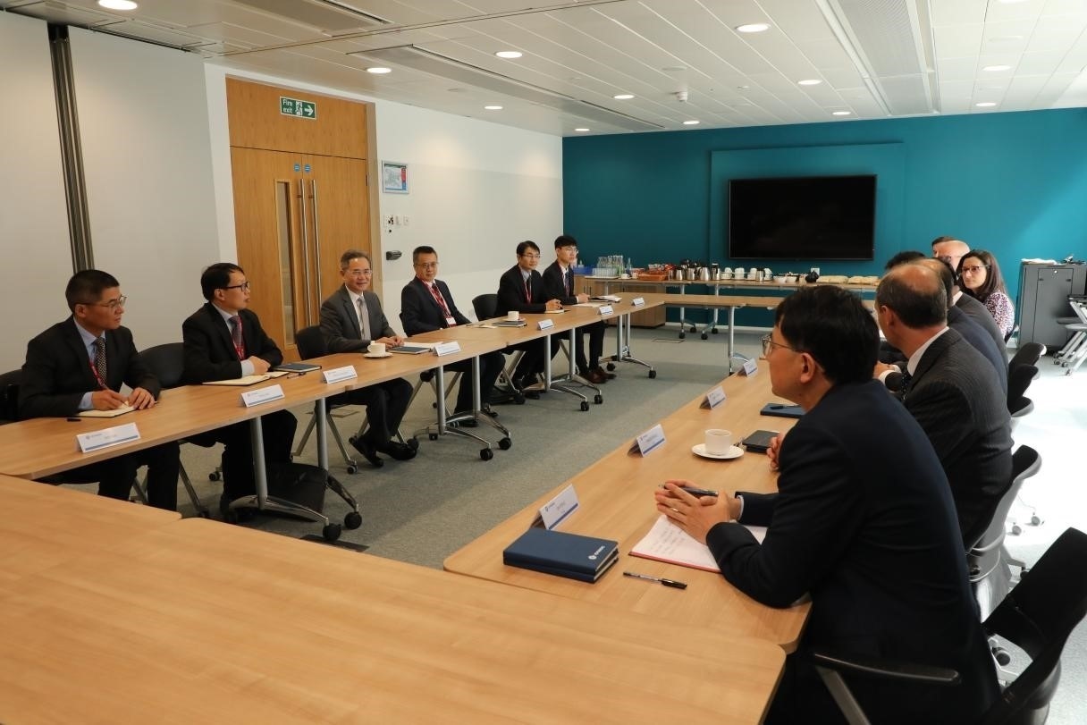 圖為中國駐英國大使鄭澤光與項目運營團(tuán)隊及企業(yè)合作機(jī)構(gòu)負(fù)責(zé)人座談現(xiàn)場。中國駐英國使館供圖