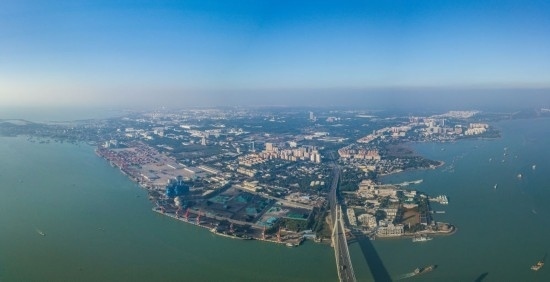 海南自貿(mào)港重點(diǎn)園區(qū)——洋浦經(jīng)濟(jì)開發(fā)區(qū)（2023年12月31日攝，無人機(jī)全景照片）。新華社記者 蒲曉旭 攝