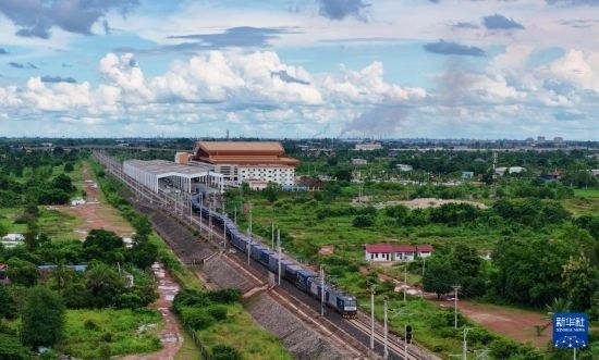 8月5日，由老撾籍火車司機(jī)獨(dú)立駕駛的滿載貨物的列車駛出萬(wàn)象站，向中國(guó)昆明進(jìn)發(fā)（無(wú)人機(jī)照片）。新華社發(fā)（楊永全 攝）