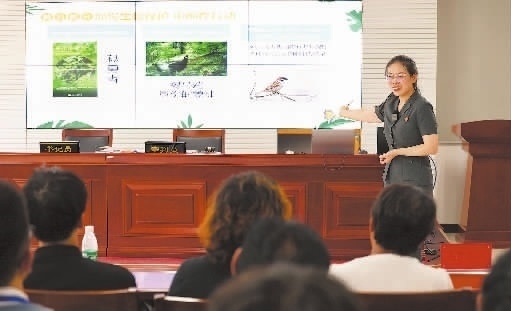 圖②：法官給旁聽群眾講解破壞生態(tài)環(huán)境的危害和法律后果。