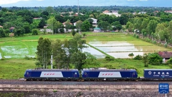 8月5日，由老撾籍火車司機(jī)獨(dú)立駕駛的滿載貨物的列車駛出萬(wàn)象站，向中國(guó)昆明進(jìn)發(fā)（無(wú)人機(jī)照片）。新華社發(fā)（楊永全 攝）