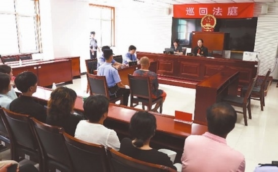 圖①：庭審現(xiàn)場。