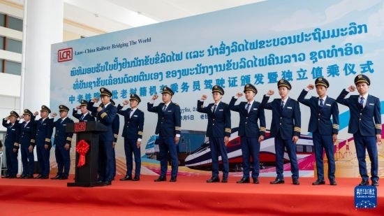 8月5日，在中老鐵路萬(wàn)象站，中老鐵路首批14名老撾籍火車司機(jī)進(jìn)行宣誓。新華社發(fā)（凱喬 攝）