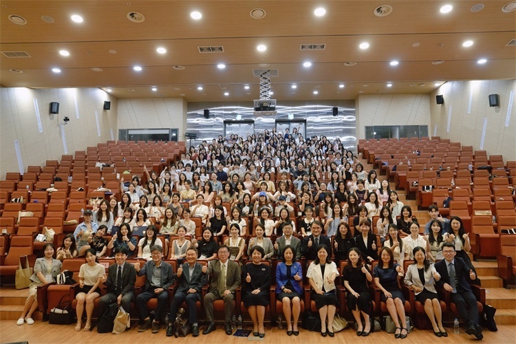 8月5日，第十一屆在韓國(guó)際中文教育志愿者崗中培訓(xùn)舉行開班儀式。圖為活動(dòng)現(xiàn)場(chǎng)合影。 教育部中外語(yǔ)言交流合作中心供圖