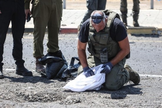 8月6日，在以色列納哈里亞，警方在無人機襲擊現(xiàn)場開展工作。以色列國防軍6日發(fā)表聲明說，多架無人機當天從黎巴嫩射向以色列，造成以色列邊境城市納哈里亞數(shù)名平民受傷。新華社/基尼圖片社