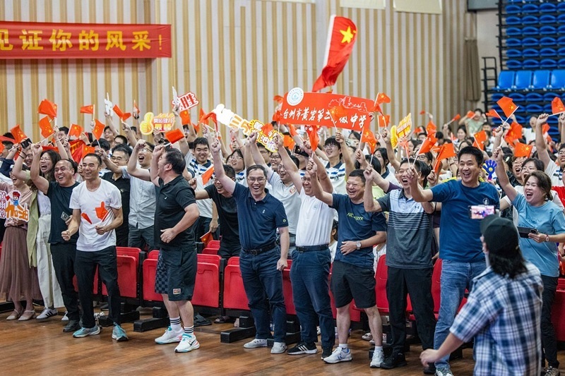 北京時間7月27日，2024年巴黎奧運會首個比賽日，在射擊10米氣步槍混合團(tuán)體比賽中，中國選手黃雨婷/盛李豪獲得金牌。圖為黃雨婷的母校師生們通過收看奧運直播的方式為她加油助威。