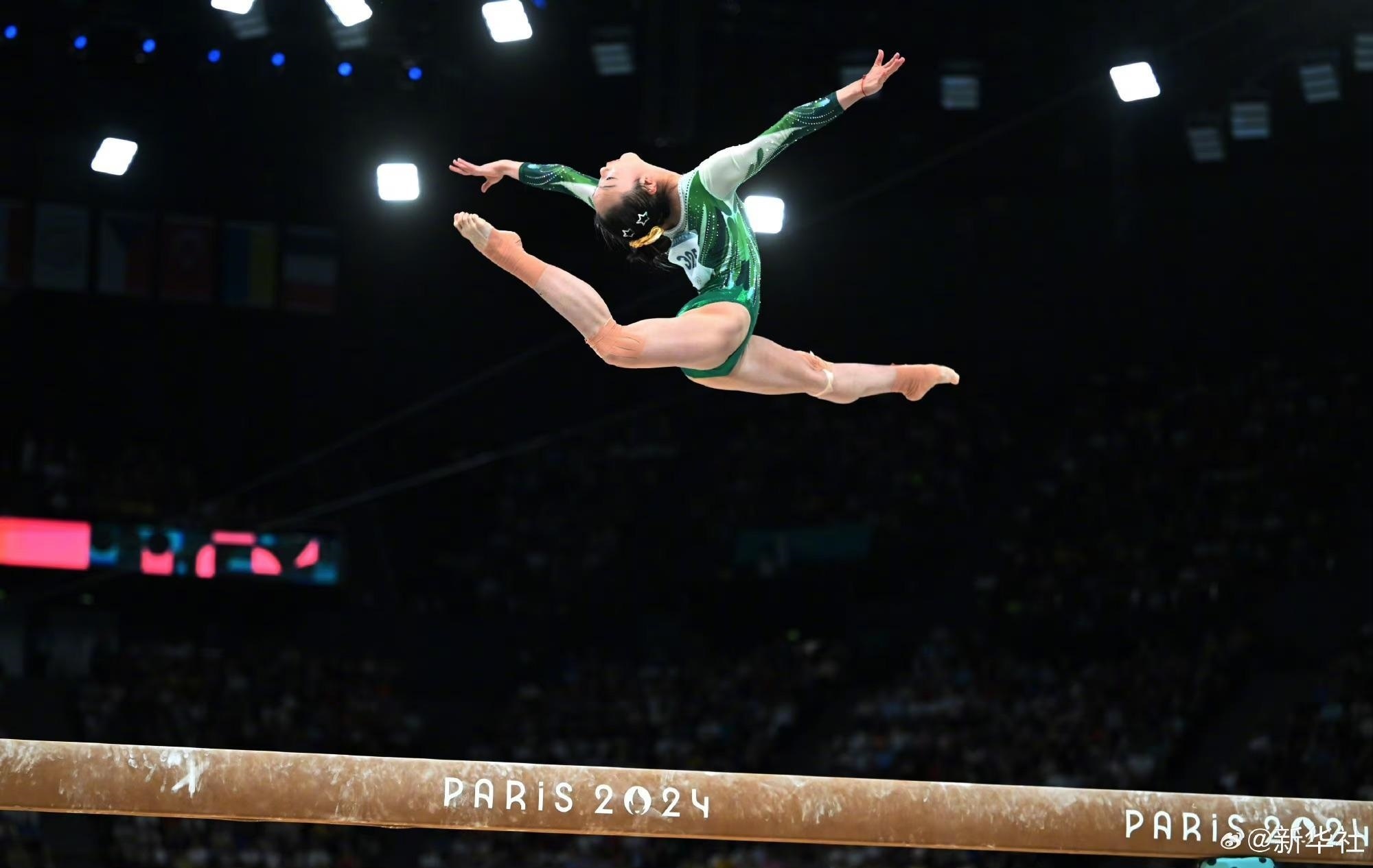 巴黎奧運(yùn)會(huì)體操女子平衡木比賽中，中國(guó)選手周雅琴的靚麗身姿