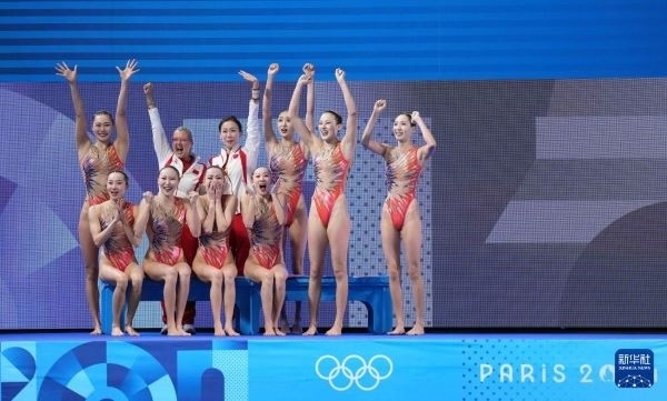 北京時(shí)間8月8日凌晨，巴黎奧運(yùn)會(huì)花樣游泳集體項(xiàng)目的最后一項(xiàng)比賽集體技巧自選在巴黎奧林匹克水上運(yùn)動(dòng)中心舉行。中國隊(duì)奪得花樣游泳集體項(xiàng)目金牌。圖為中國隊(duì)在比賽后慶祝奪冠。新華社記者 薛宇舸 攝