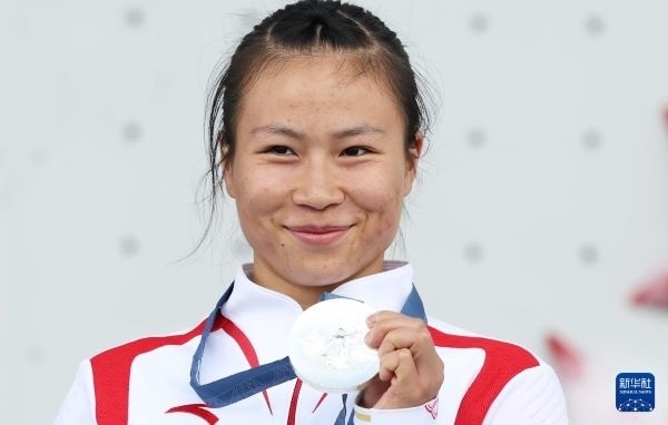 北京時(shí)間8月7日，在巴黎奧運(yùn)會(huì)攀巖女子速度賽比賽中，中國選手鄧麗娟獲得銀牌。圖為亞軍中國選手鄧麗娟在頒獎(jiǎng)儀式上。新華社記者 高靜 攝