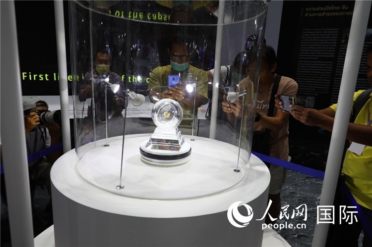 “嫦娥五號(hào)”探測(cè)器從月球帶回的月球樣品在泰國(guó)展出。人民網(wǎng)記者簡(jiǎn)承淵攝