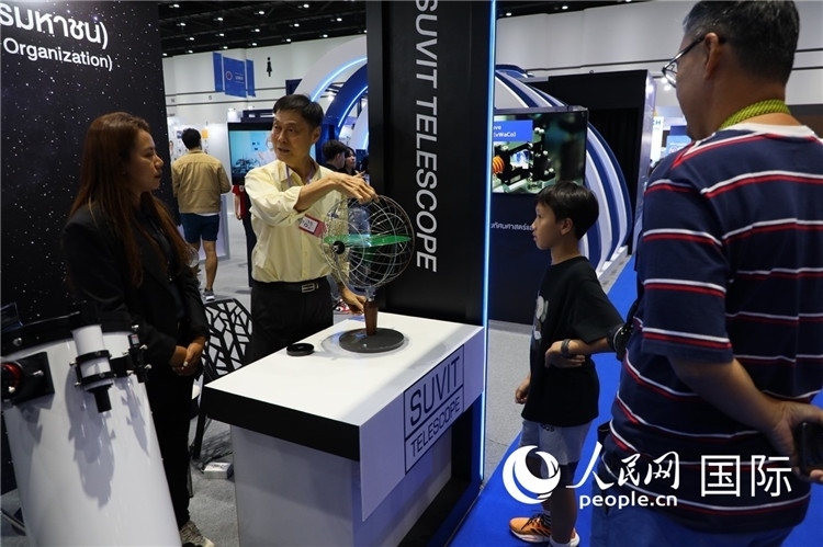 專家向觀眾講述航天知識(shí)。人民網(wǎng)記者簡(jiǎn)承淵攝。