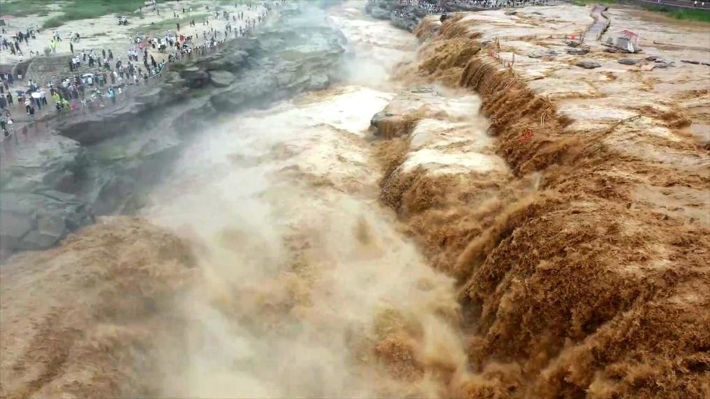 黃河壺口瀑布水量大增，出現(xiàn)壯美黃色瀑布群景觀。新華社發(fā) 呂桂明 攝
