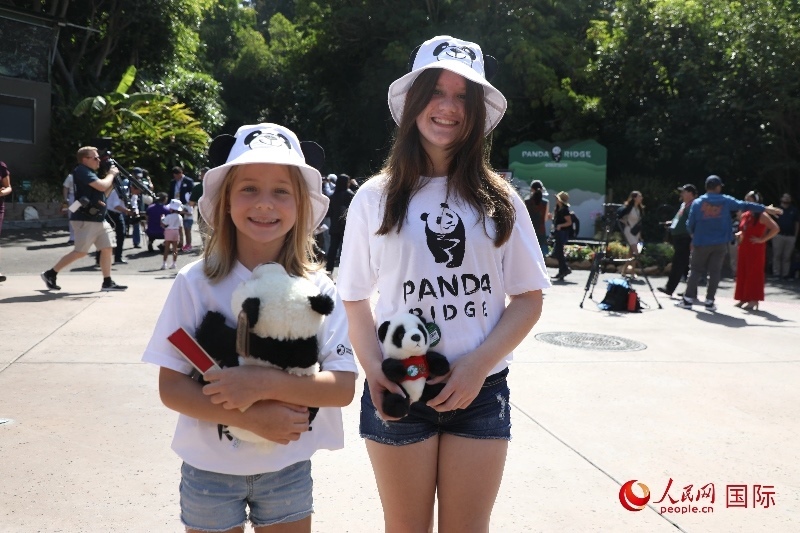 3、美國當?shù)卦S多民眾來圣迭戈動物園看熊貓。 人民網(wǎng)記者 李志偉攝