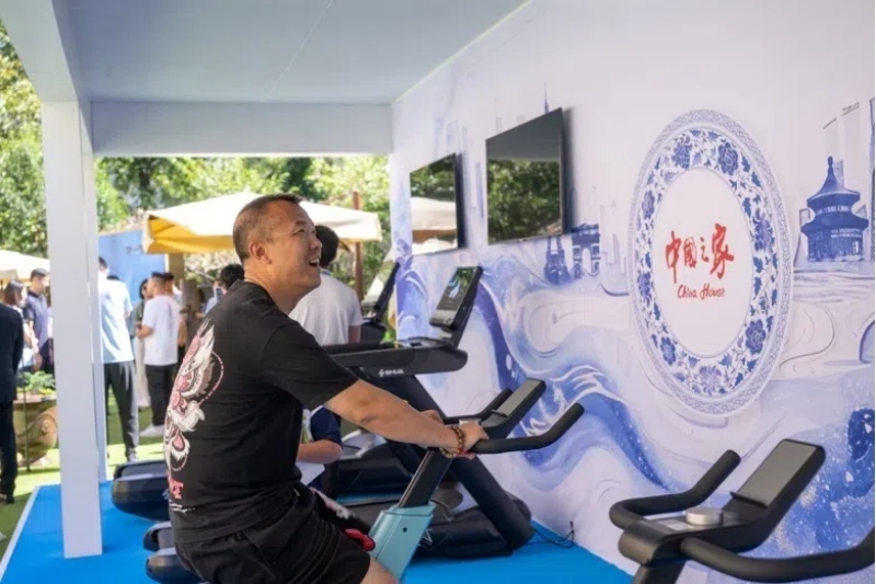 參觀者在智慧體育公園體驗(yàn)動(dòng)感單車(chē)。巴黎