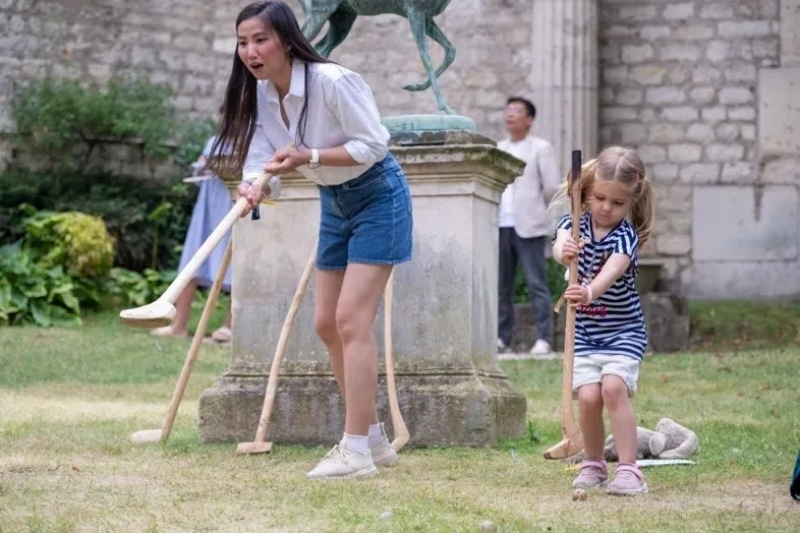 小朋友體驗(yàn)捶丸游戲。巴黎