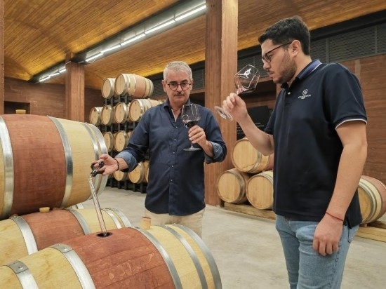  8月7日，尼古拉·格里馬（左）與同事在酒窖中。新華社記者 劉海 攝