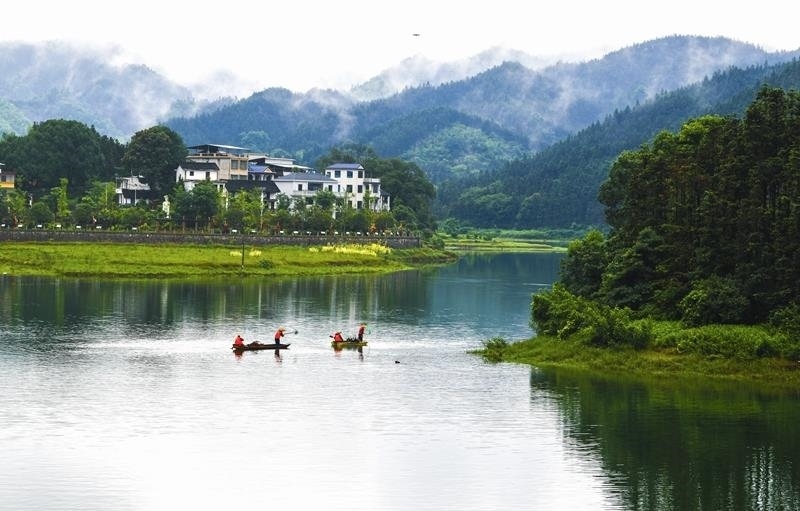 2024年6月5日，志愿者在湖南常寧市洋泉水庫清理水面漂浮物。