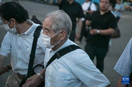 8月12日晚，侵華日軍第七三一部隊（簡稱“731部隊”）“少年隊”原隊員清水英男，乘機抵達哈爾濱。新華社記者 王松 攝