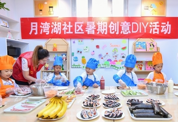 漯河市月灣湖社區(qū)青少年活動(dòng)室里，志愿者教孩子們做手工。 齊國霞攝