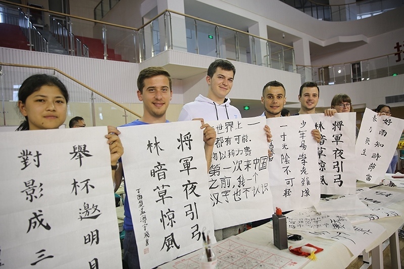 2017年6月5日，來自青島大學(xué)和中國石油大學(xué)（華東）的外國留學(xué)生在展示現(xiàn)場完成的書法作品。