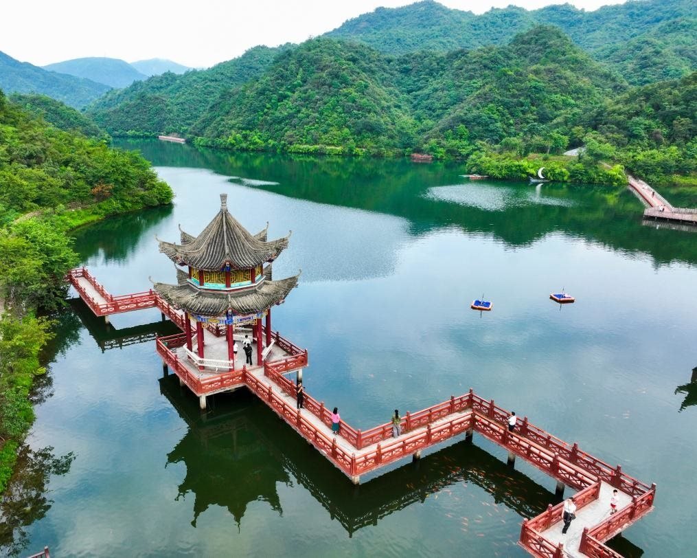 2024年8月11日，游客在湖南省雙牌縣陽(yáng)明山國(guó)家森林公園萬(wàn)和湖休閑游玩。新華社發(fā)（周秀魚(yú)春攝）