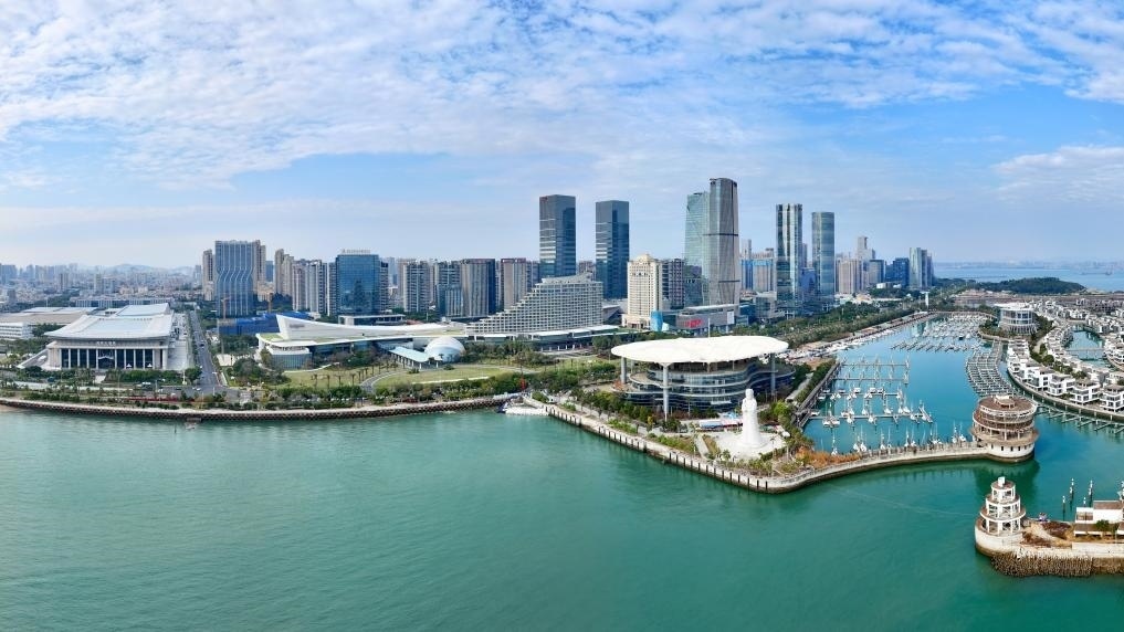 2024年1月24日拍攝的廈門(mén)國(guó)際會(huì)議中心、環(huán)島路一帶濱海城市景觀。新華社記者姜克紅攝