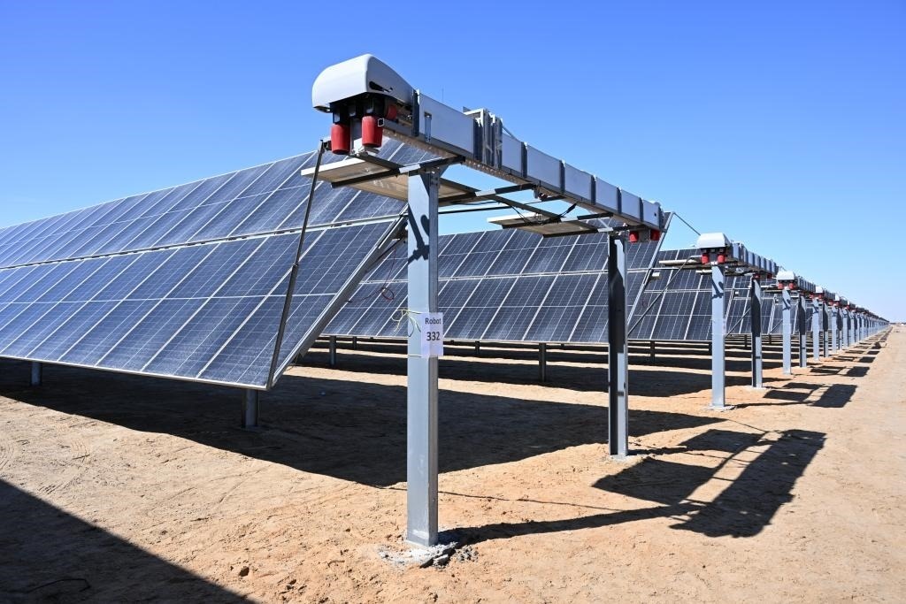 這是2023年3月18日在位于阿聯(lián)酋阿布扎比南部的艾爾達(dá)芙拉光伏電站拍攝的光伏板。新華社發(fā)（中國(guó)機(jī)械設(shè)備工程股份有限公司阿布扎比分公司供圖）