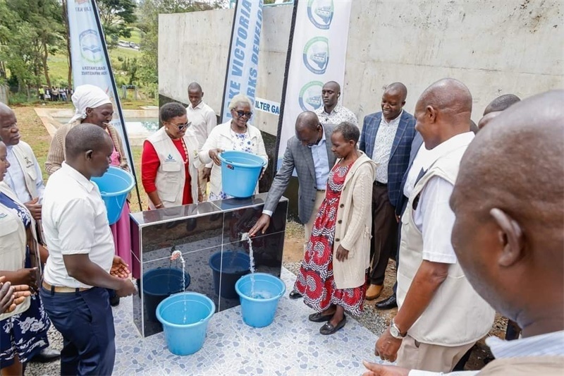 肯尼亞總統(tǒng)魯托考察南迪山供水項目設(shè)備運行情況。中鐵十局供圖