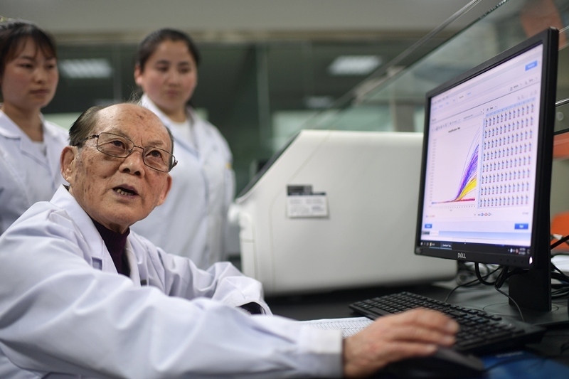 2021年6月17日，吳天一（前）在青海西寧的實(shí)驗(yàn)室內(nèi)和學(xué)生討論。