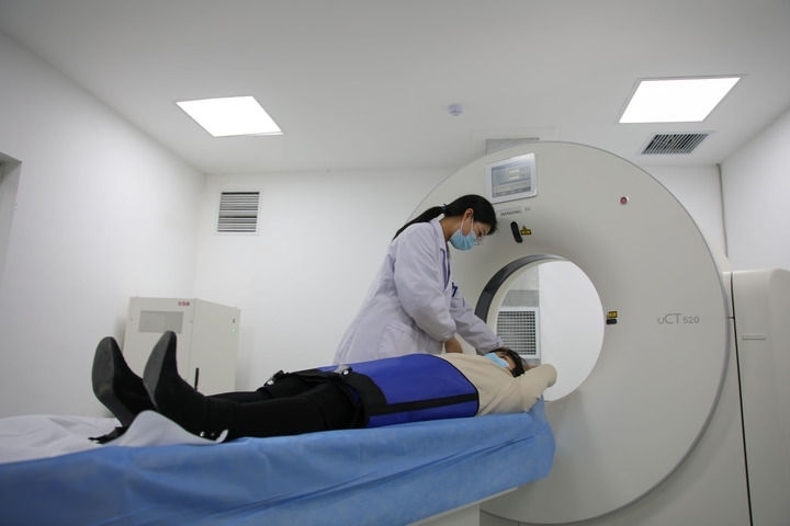 2023年3月2日，安徽省合肥市包河區(qū)煙墩街道社區(qū)衛(wèi)生服務(wù)中心的醫(yī)護(hù)人員為患者進(jìn)行CT檢查。 新華社記者 曹力 攝