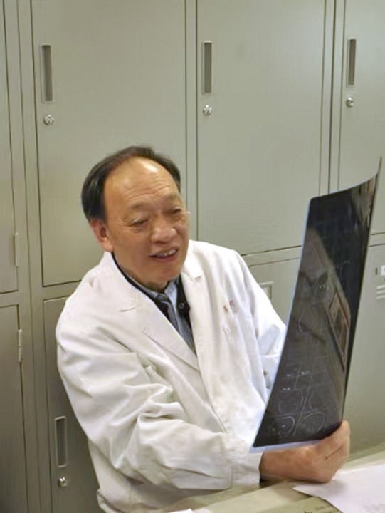 復(fù)旦大學(xué)附屬華山醫(yī)院感染科終身教授翁心華在工作（資料照片）。 新華社發(fā)