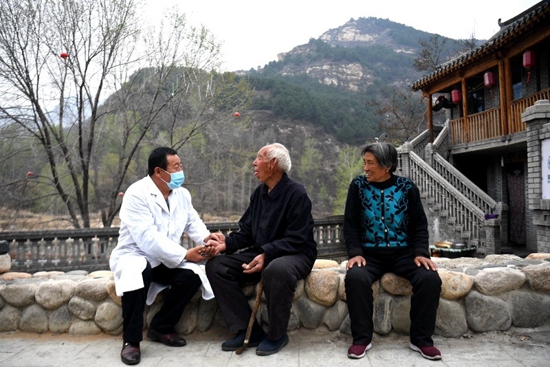2020年4月15日，在河北阜平縣龍泉關(guān)鎮(zhèn)駱駝灣村，村醫(yī)霍建國為村民把脈。