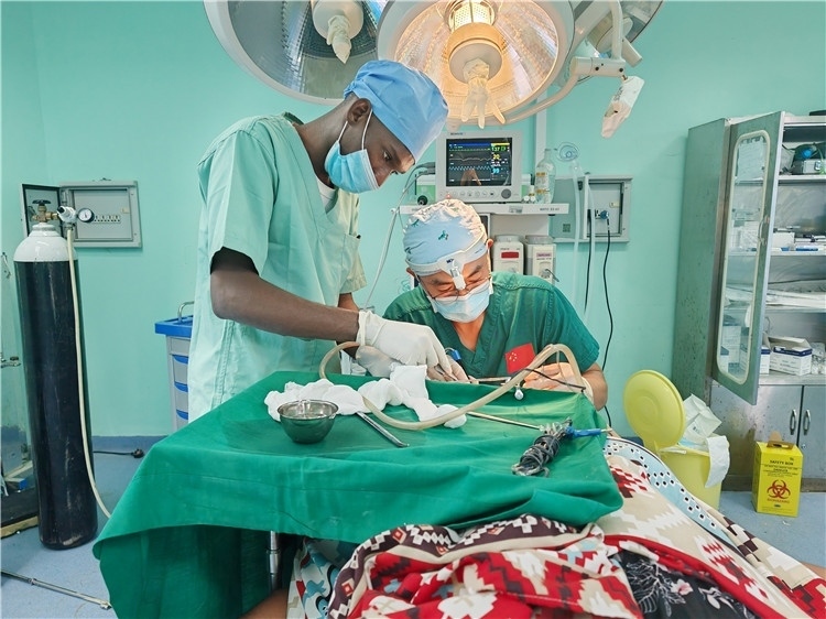 李廣醫(yī)生與當(dāng)?shù)蒯t(yī)生在做手術(shù)中。中國援桑醫(yī)療隊(duì)供圖