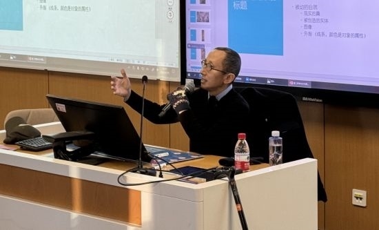 從去年秋天起，還在治療中的朱銳就堅(jiān)持給本科生開課。（受訪者供圖）