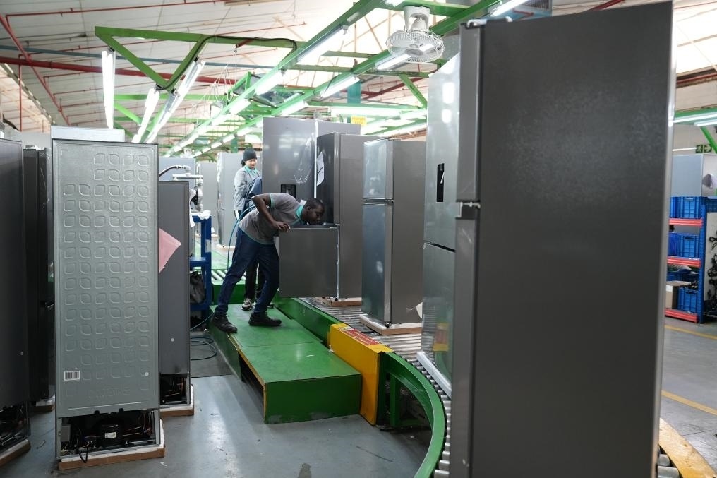 8月14日，在南非開(kāi)普敦，當(dāng)?shù)貑T工在海信南非工業(yè)園的冰箱生產(chǎn)線(xiàn)上工作。新華社記者王雷攝