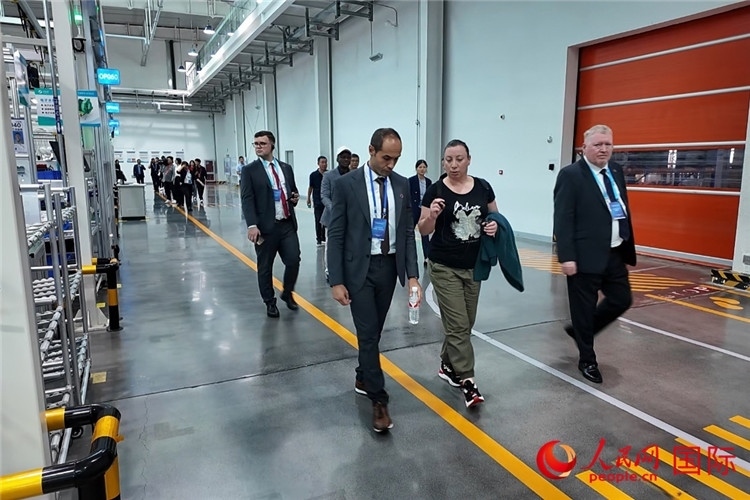 駐華外交官和國際組織駐華代表參觀億華通動力科技有限公司生產(chǎn)車間。人民網(wǎng)記者 方童攝