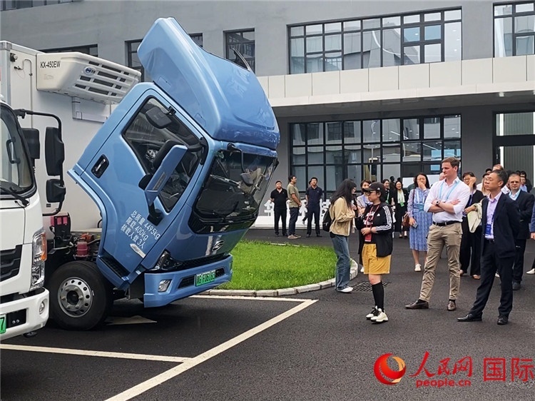 于民向駐華外交官和國際組織駐華代表介紹燃料電池車型。人民網(wǎng)記者 于洋攝