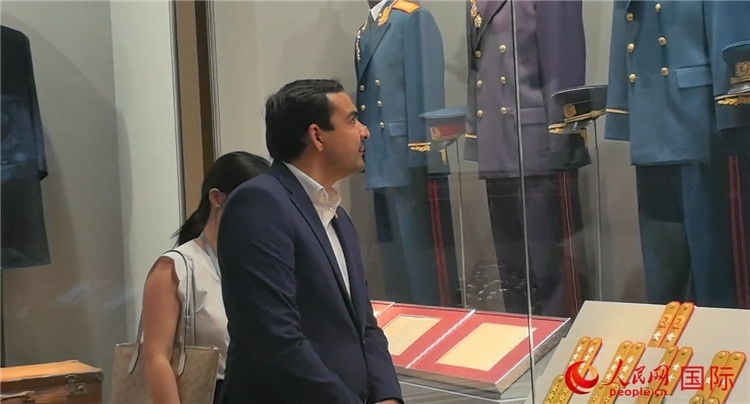 毛里求斯民議會議長阿德里安·夏爾·杜瓦爾參觀中國共產(chǎn)黨歷史展覽館。人民網(wǎng) 鐘文興攝