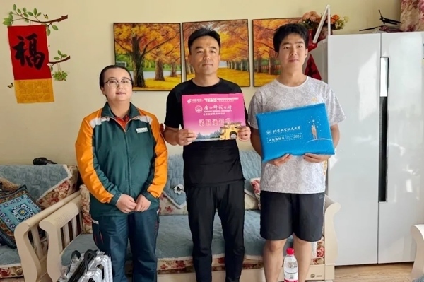 劉傲寒父子收到錄取通知書(shū)。北航供圖