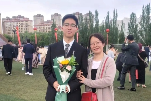 劉傲寒和媽媽合影。北航供圖
