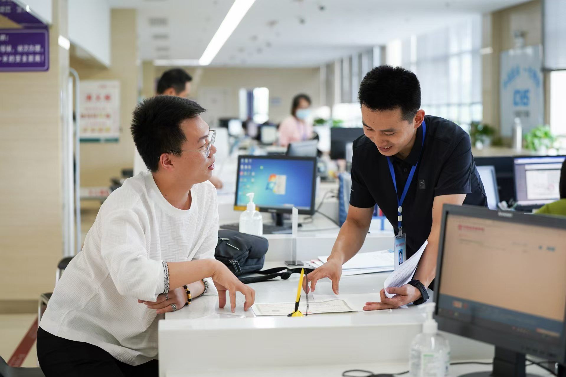 安徽省池州市市民在市政務(wù)服務(wù)大廳辦理業(yè)務(wù)。人民網(wǎng)記者 王銳攝