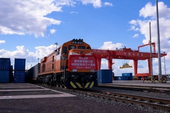 2023年9月20日，一列中歐班列行駛在內(nèi)蒙古滿洲里站貨運(yùn)車間集裝箱場(chǎng)。作為我國(guó)向北開放的“橋頭堡”、中歐班列“東通道”的重要口岸，滿洲里鐵路口岸不斷加大中歐班列通道能力建設(shè)，進(jìn)一步提升運(yùn)輸效率和品質(zhì)