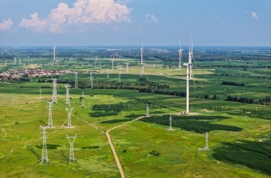 這是2024年7月19日拍攝的內(nèi)蒙古通遼238萬(wàn)千瓦風(fēng)電項(xiàng)目（無(wú)人機(jī)照片）。此項(xiàng)目每年可將75億千瓦時(shí)清潔電能經(jīng)扎魯特—青州±800（千伏）直流特高壓外送通道送至山東地區(qū)消納，相當(dāng)于滿足受端地區(qū)超過(guò)300萬(wàn)戶居民家庭用電需求，節(jié)約標(biāo)煤261萬(wàn)噸，減少二氧化碳排放634萬(wàn)噸。