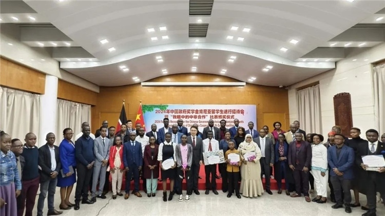 與會嘉賓和留學生們合影留念。中國駐肯尼亞大使館供圖