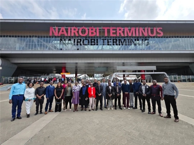 留學生們參訪中企承建的蒙內(nèi)鐵路。中國駐肯尼亞大使館供圖